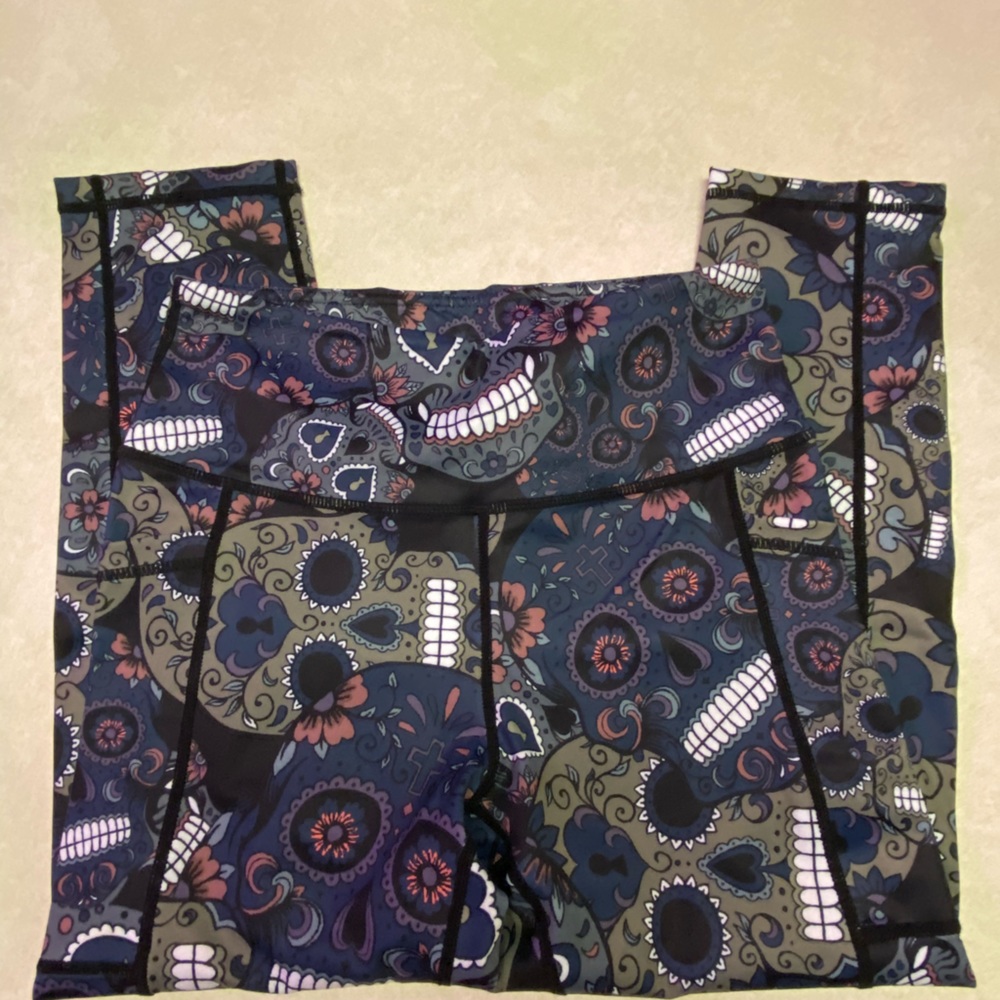 Navy sugar skull leggings. Capri length.